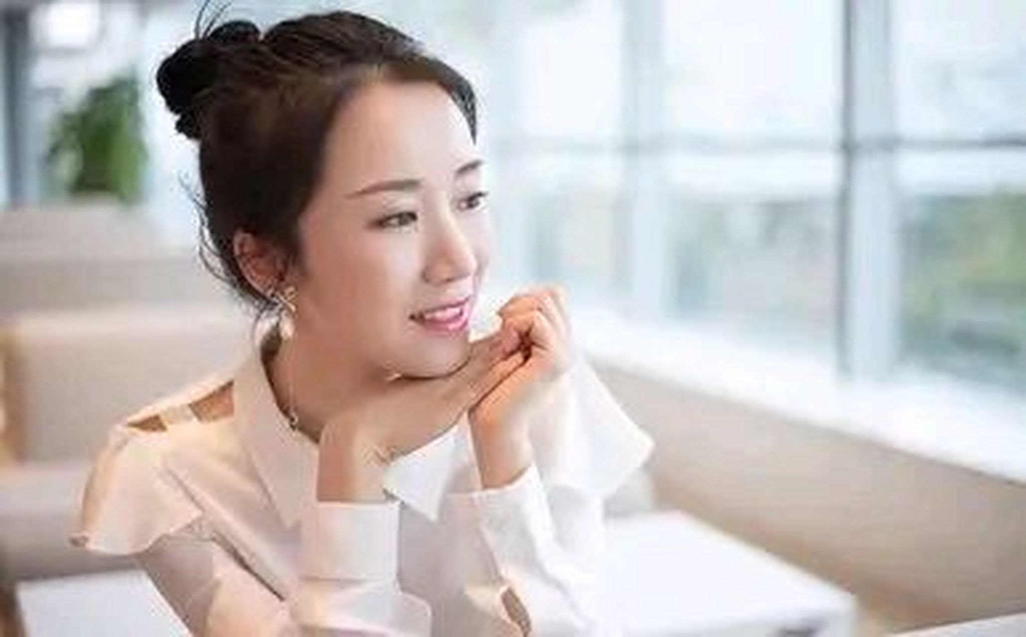 谁知道刚说完这句话,李念一把抱着郭德纲嘴对嘴吻了起来.