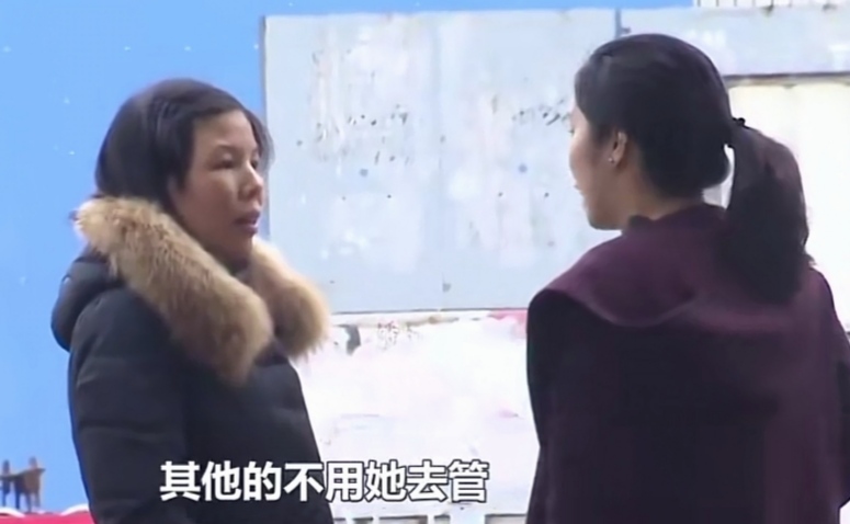 妻子和第三者上演二女爭夫,丈夫在一旁冷笑觀看,捱打後瞬間變慫