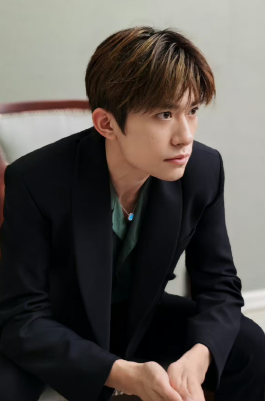 易烊千玺幕后拍摄花絮,侧脸下颌线清晰流畅,英气十足,眼神也变得犀利