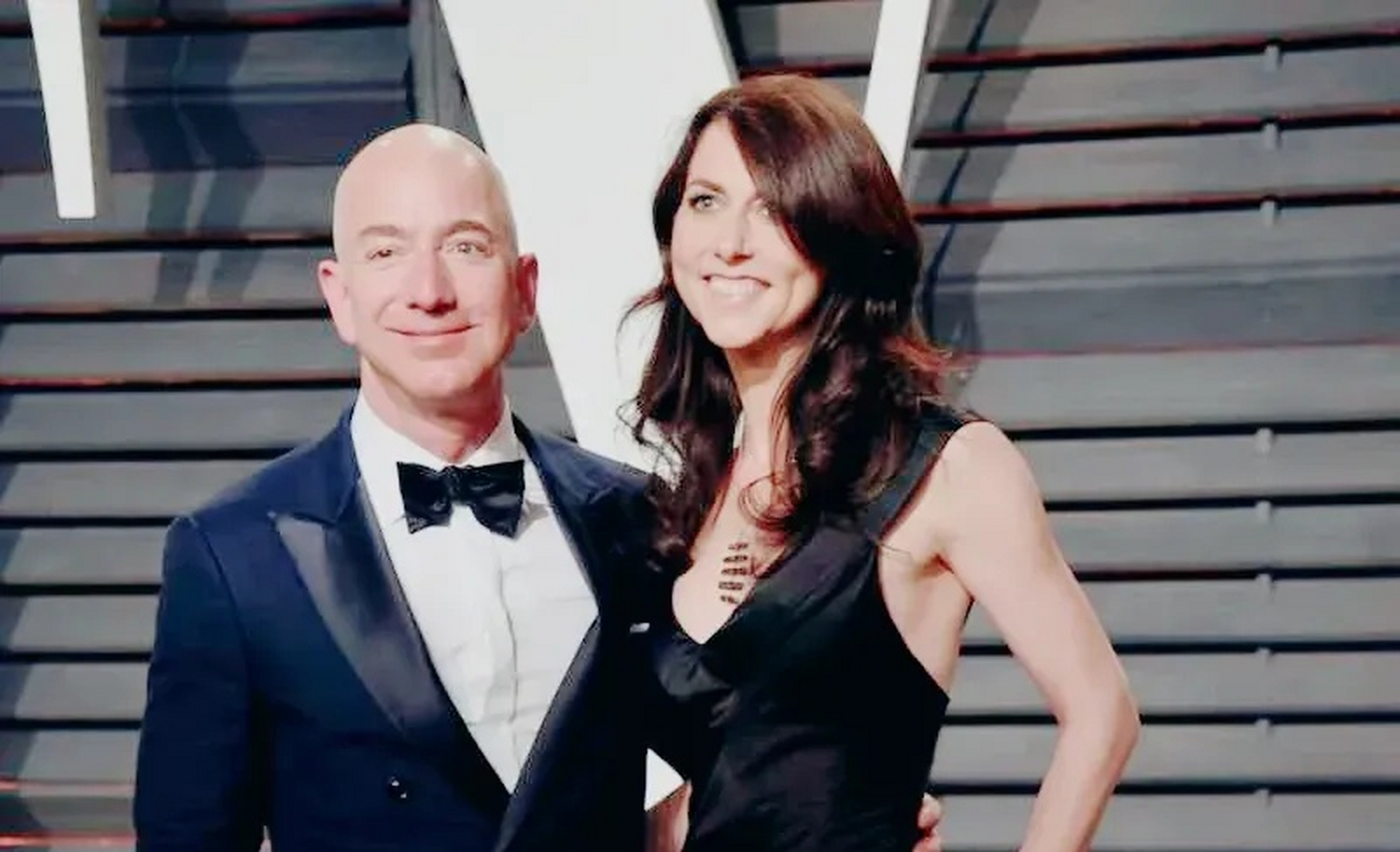 世界首富亚马逊创始人杰夫·贝佐斯 遇见完美伴侣劳伦·桑切斯 花了