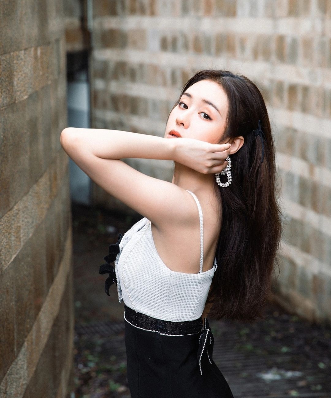 郑合惠子长直发吊带裙侧颜好美,仙气十足!