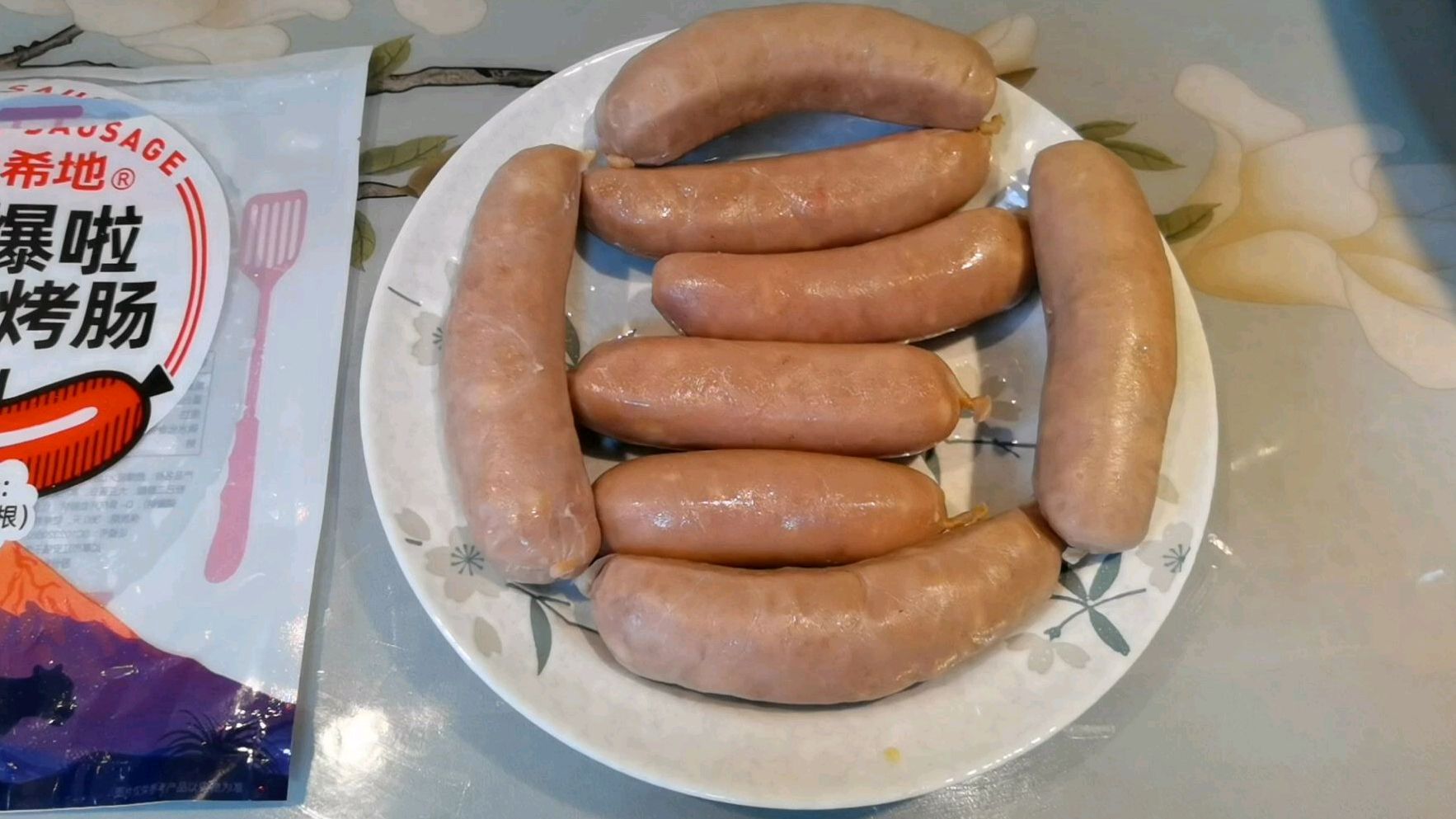 见过冰冻香肠直接烧烤吗?十分钟,即可让你喝酒又品尝美味香肠!