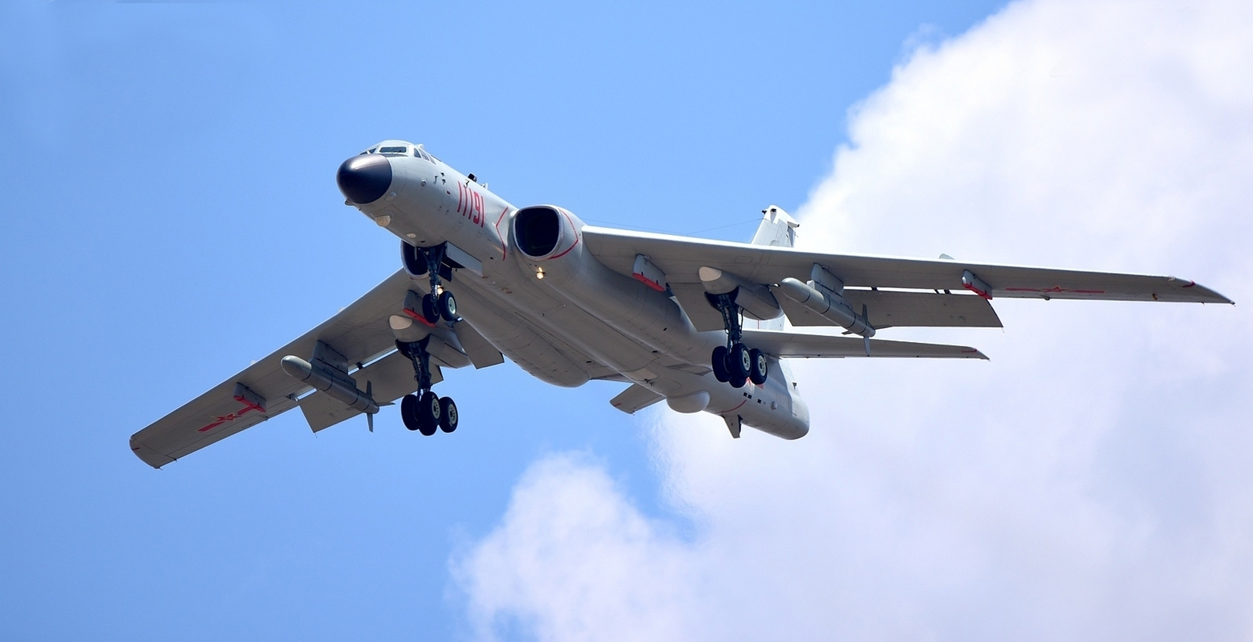 轰6k低空驱赶美舰,壮我军威:我国现在需要的热爱祖国的血性男儿,不是