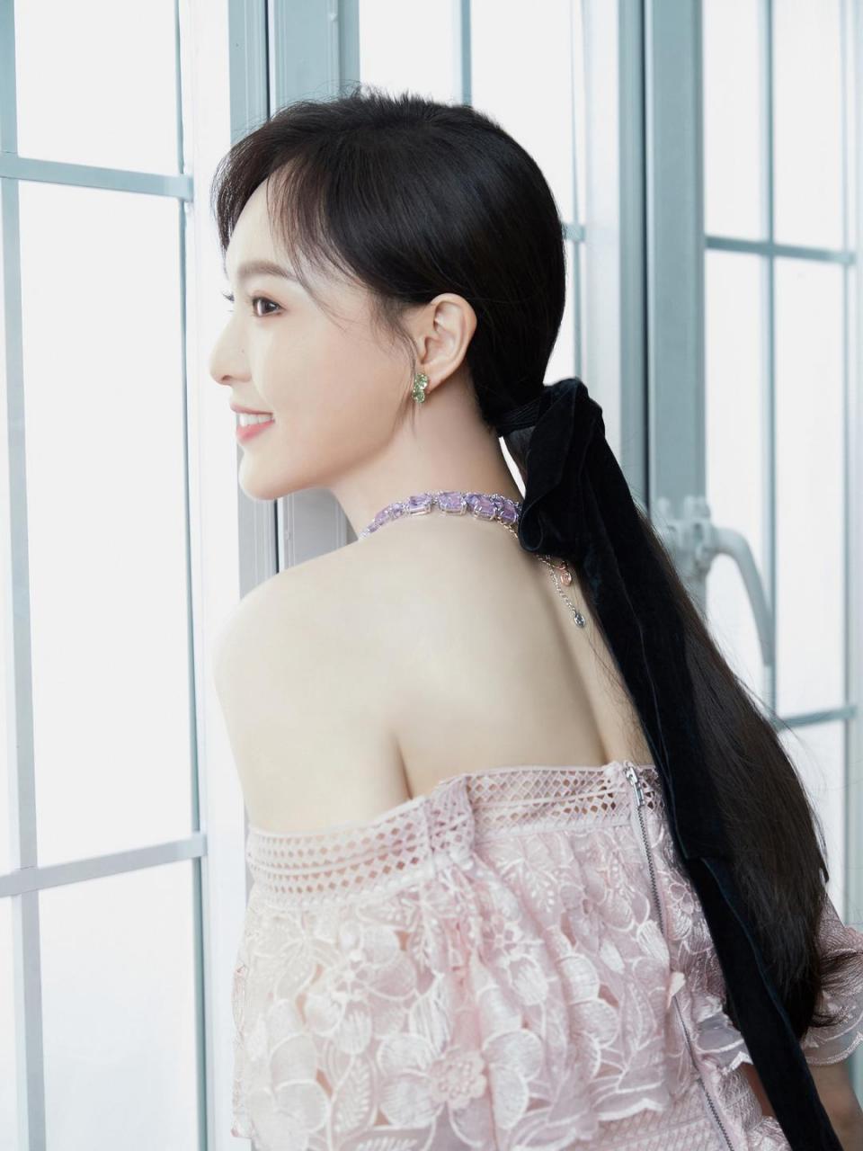 这件粉色连衣裙非常适合唐嫣,让她看起来更加美丽.