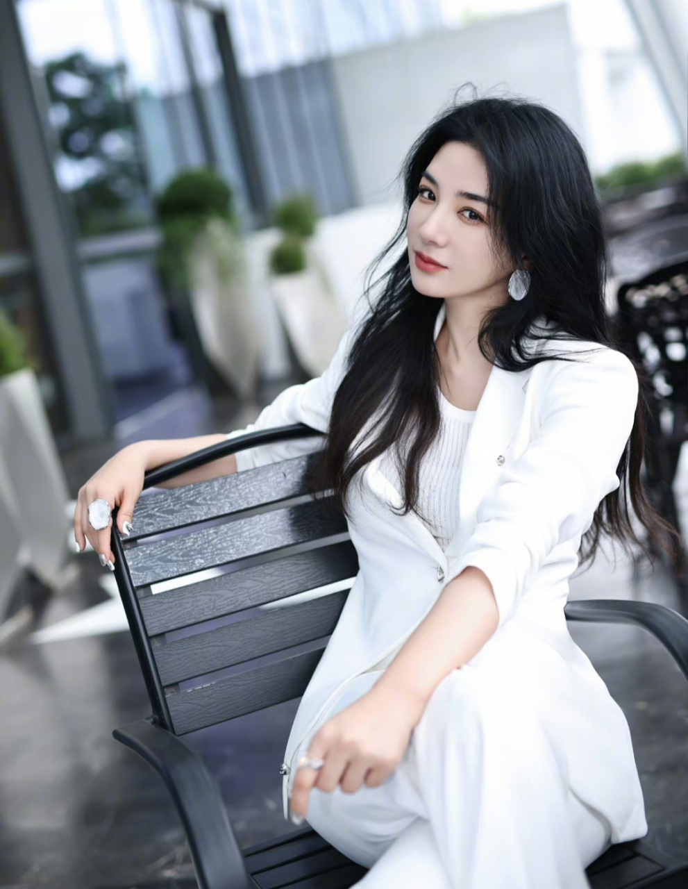 黄奕现身发布会为新电影宣传,一套白色西装干练优雅,没想到她的影视