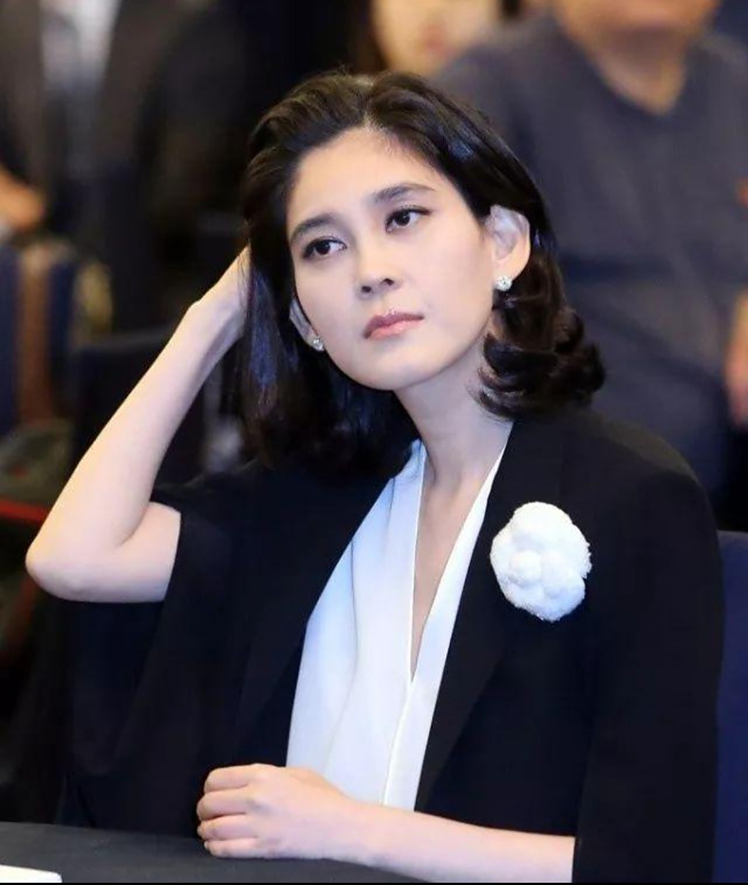 老公说,三星老板的大女儿李富真嫁了个保安,没什么文化,大女儿逼着他