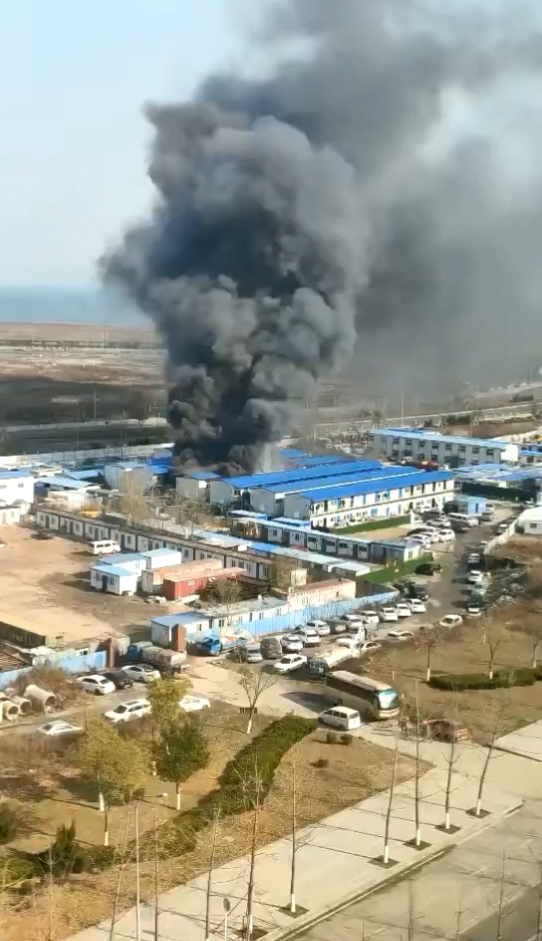 突发!大连一在建工地活动板房失火,现场浓烟滚滚