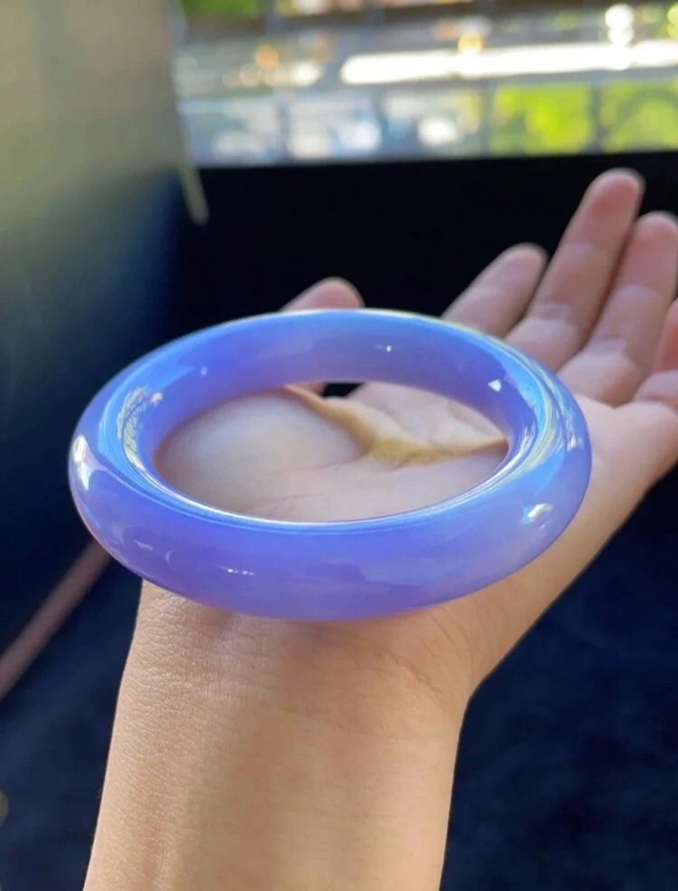 紫罗兰翡翠手镯,非常艳丽的一枚镯子,象征着紫气东来,堪称传承的紫.