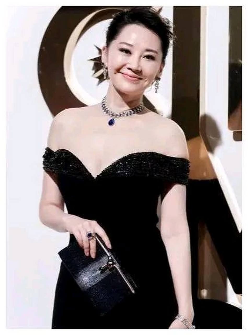 许晴太敢穿了!深v礼服秀尽好身材,比年轻人还招摇.