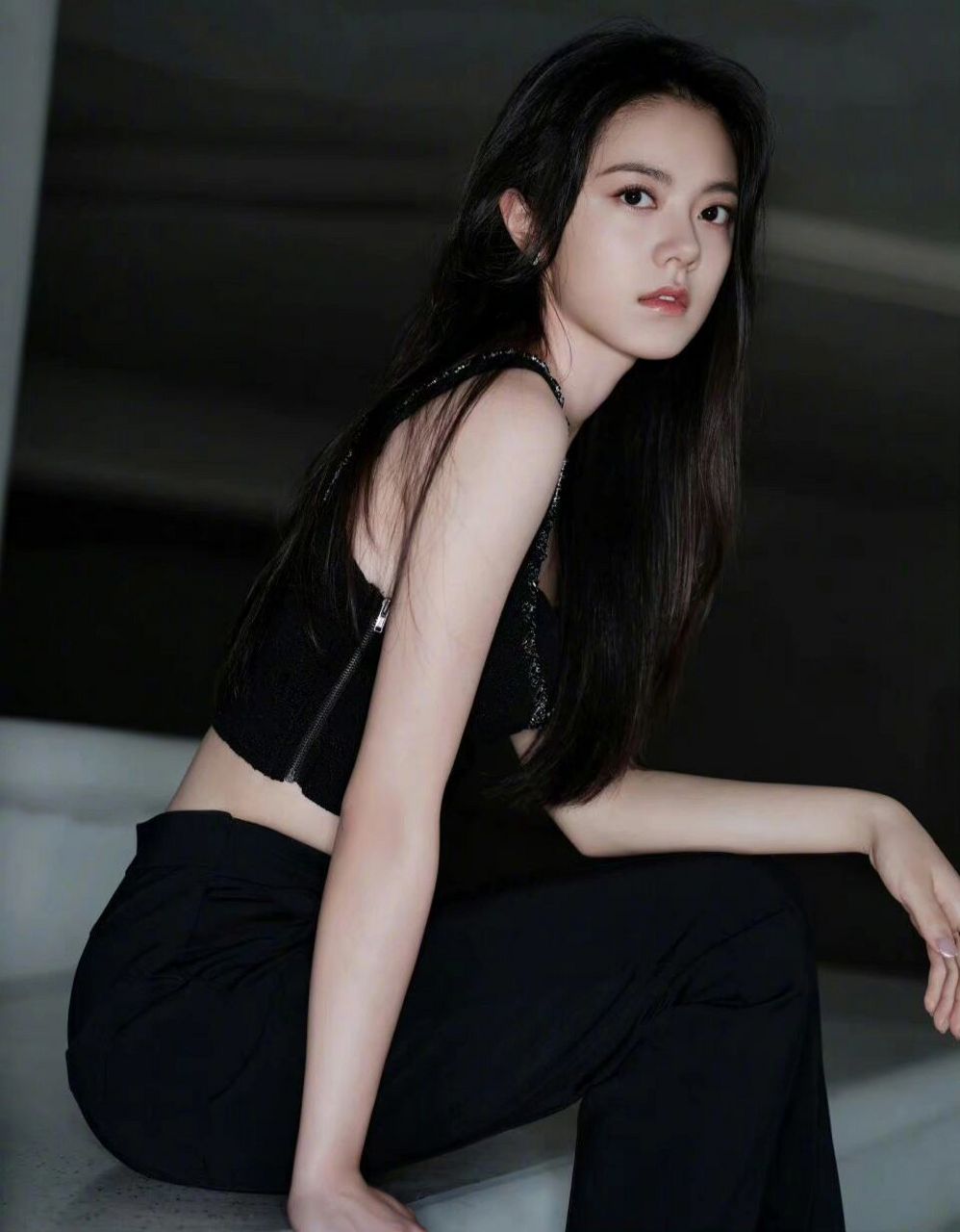 赵今麦这次做对妆造了,昨日活动一袭黑裤,乌黑的头发蓬松,飒气十足