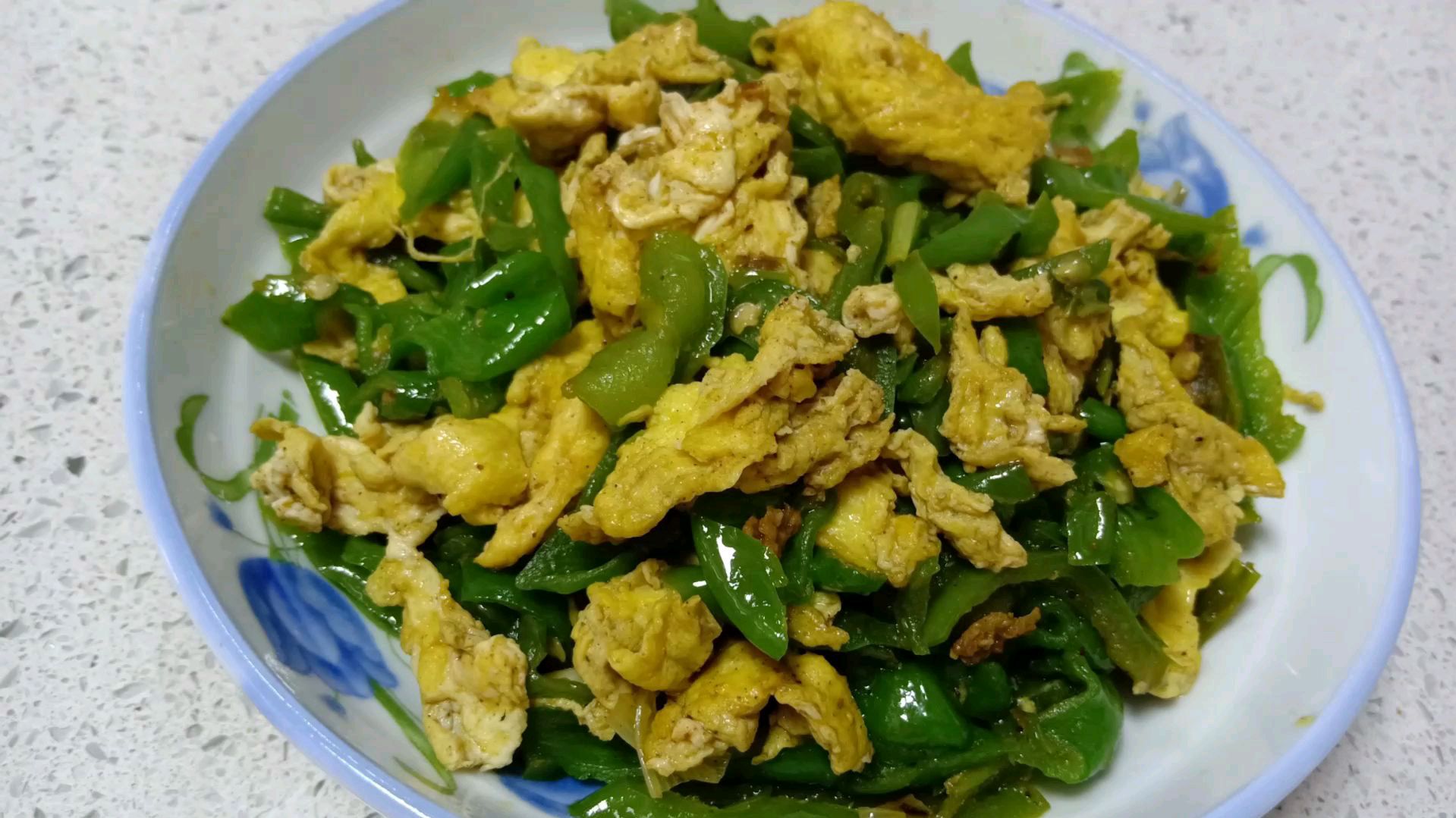 丽姐这螺丝辣子炒鸡蛋太棒了,鸡蛋滑嫩,辣味适中,得多吃两馒头
