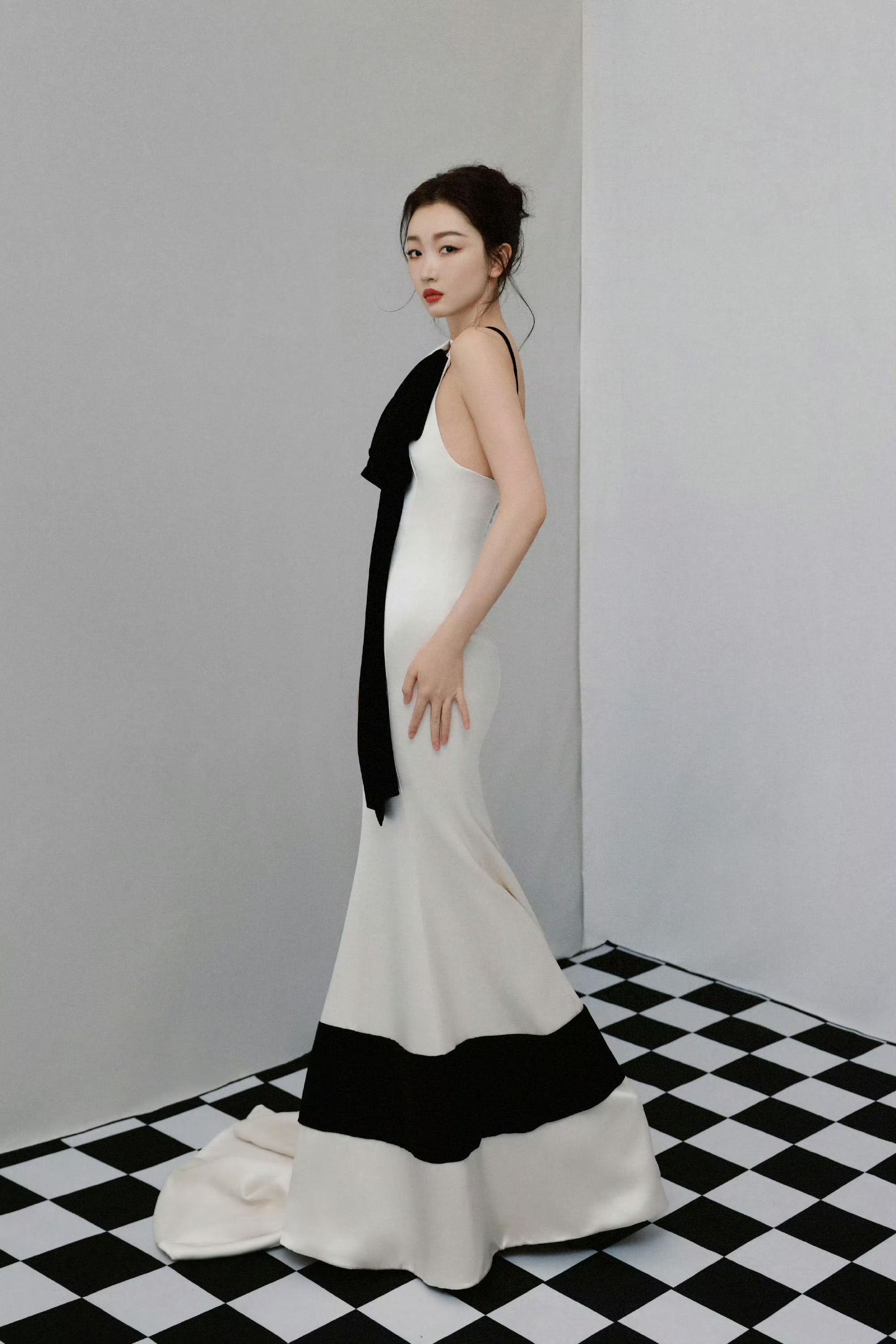 周冬雨身穿特别定制礼服出席电影节