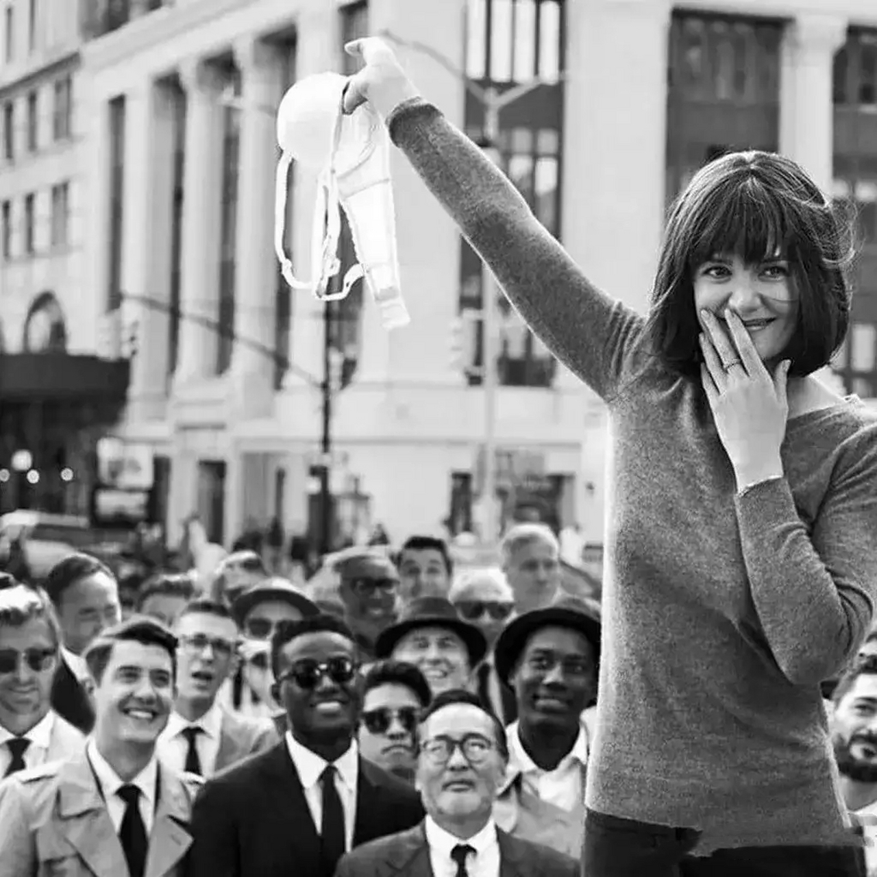 法国大街上一位美女脱下胸罩,羞答答地站到高地上向大家展示.