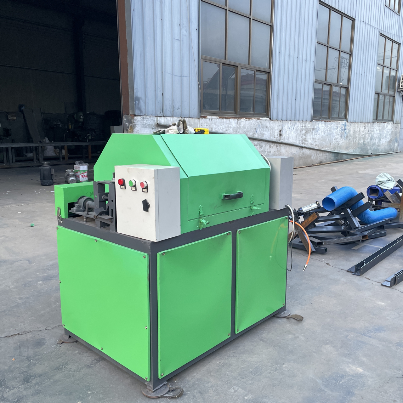 大型钢筋除锈机图片螺纹钢筋除锈机原理管材除锈钢筋抛光表面打磨