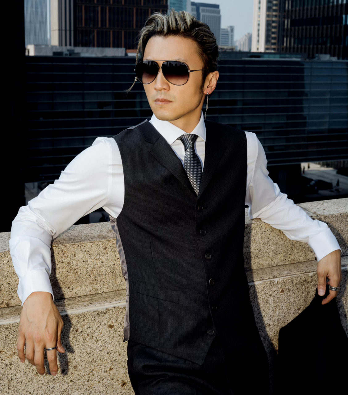 谢霆锋灰发造型好帅,谢霆锋亮相电影奇妙夜蓝毯,一头灰发配上正装简直