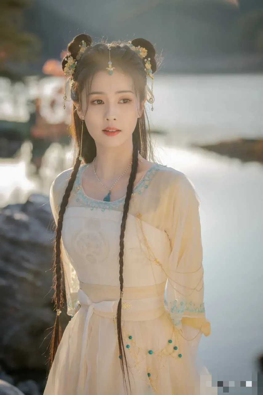 "淡眉如秋水,玉肌伴清风."白鹿黎苏苏古装造型,这气质太绝了[耶]