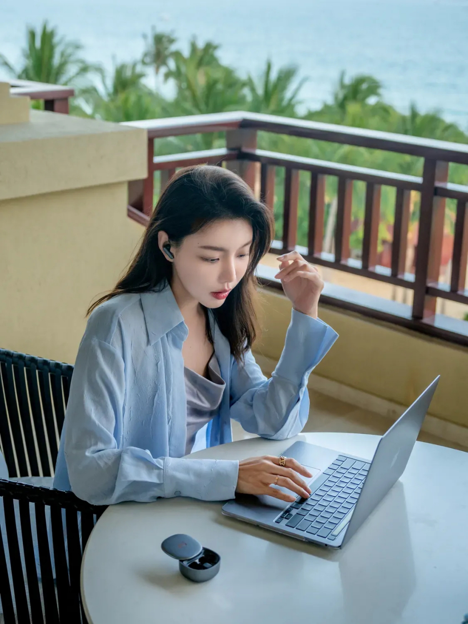 努力工作的样子也是很迷人的