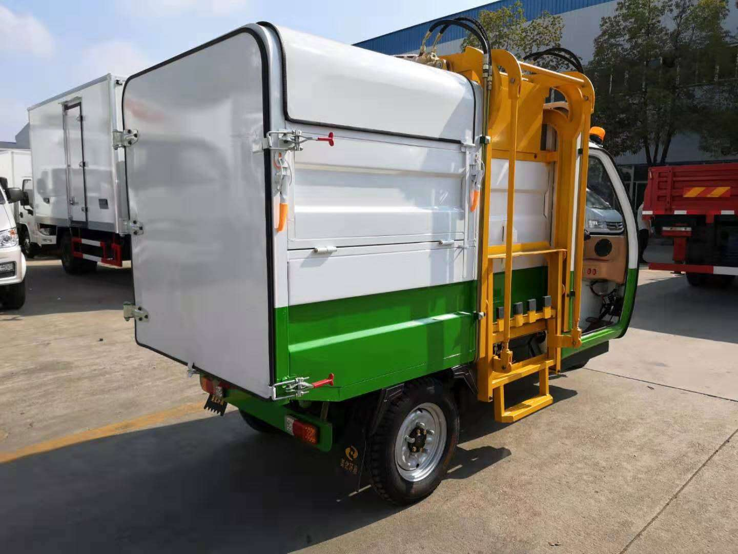 小区环卫小能手——湖北程力电动三轮翻桶垃圾车