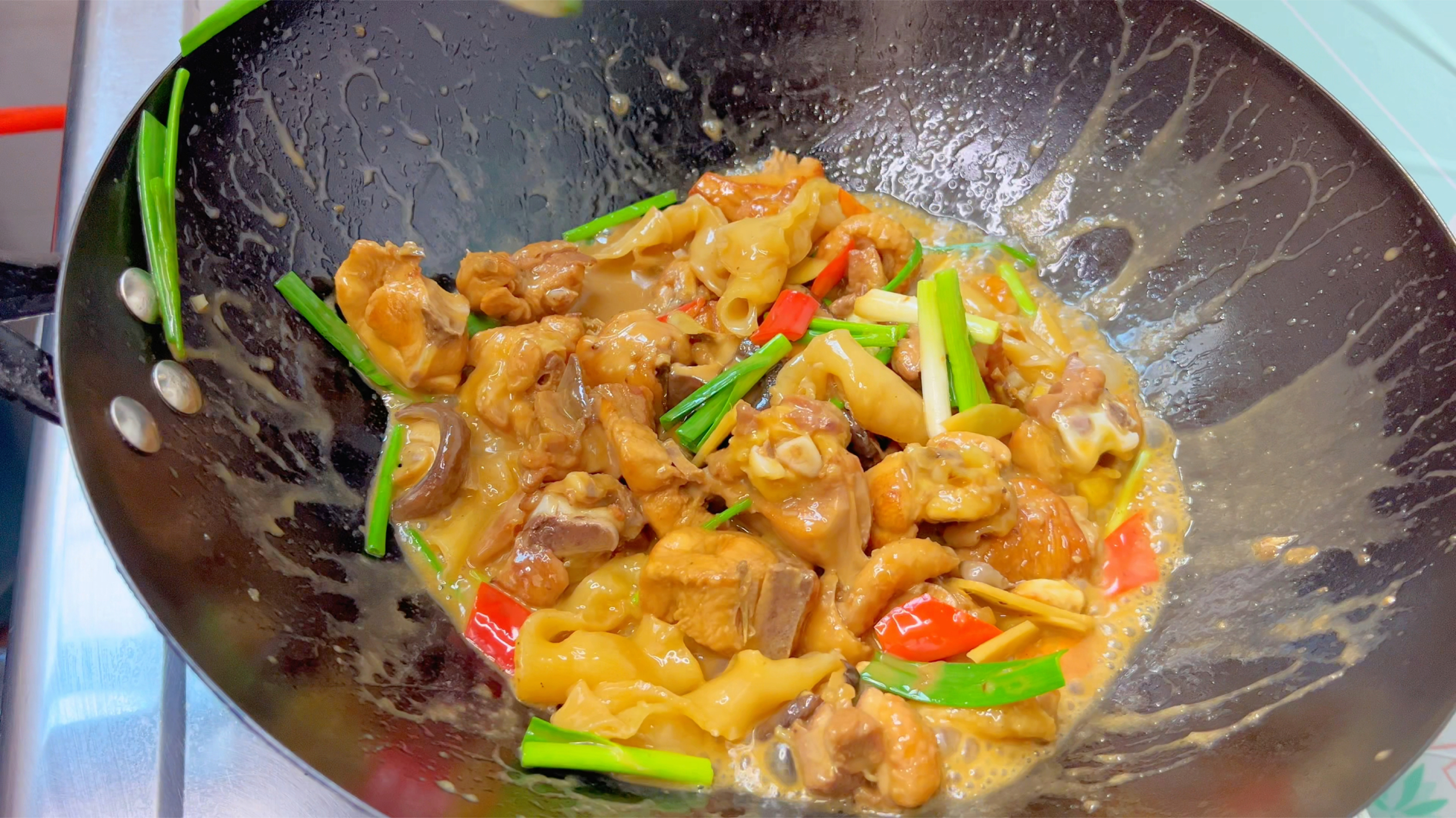鱼胶和鸡肉不要老是炖汤,试下这个特色做法,鲜嫩入味又不腥