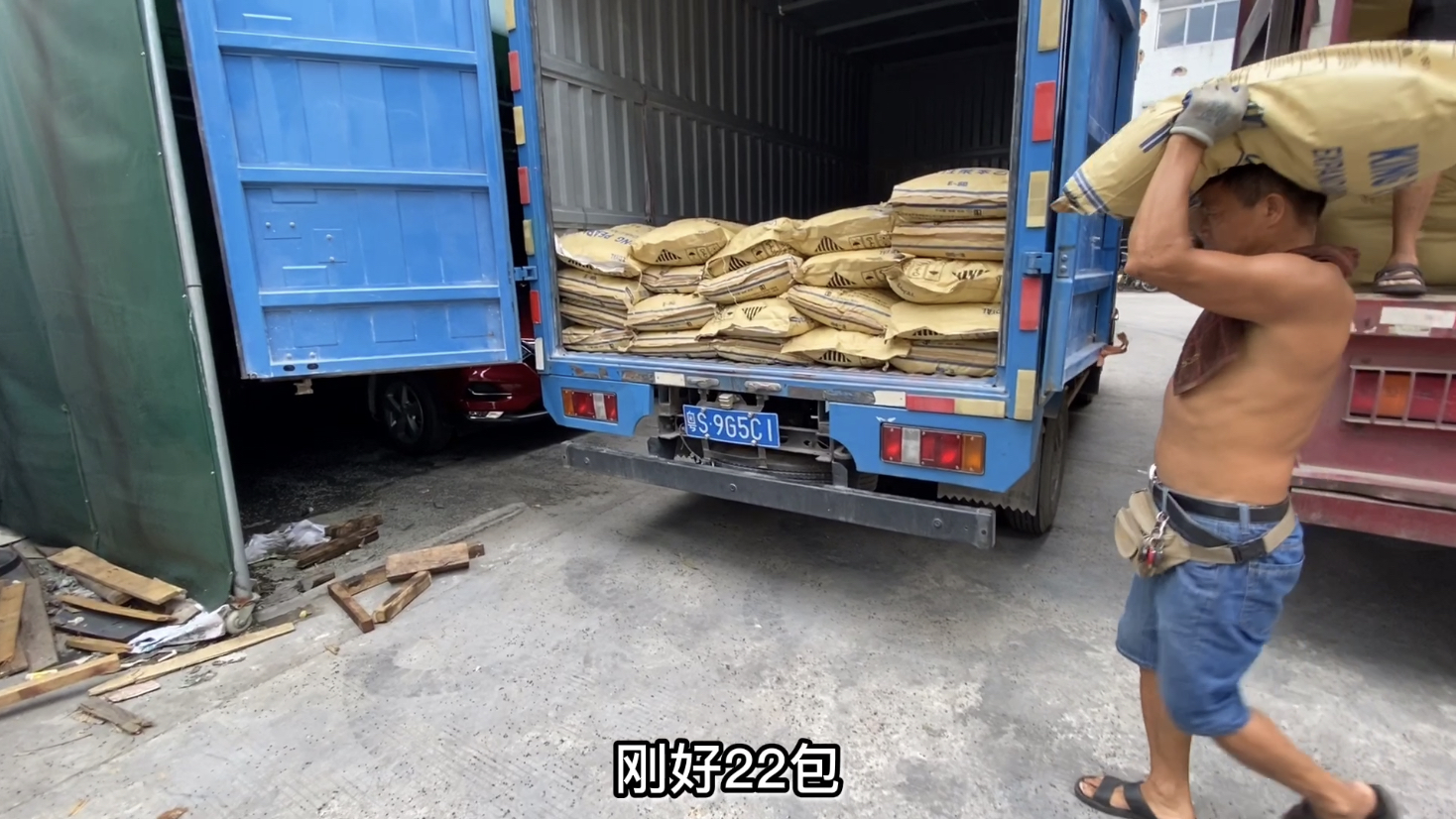这么一点货价值10万,面包车就能搞定,非要找台四米二