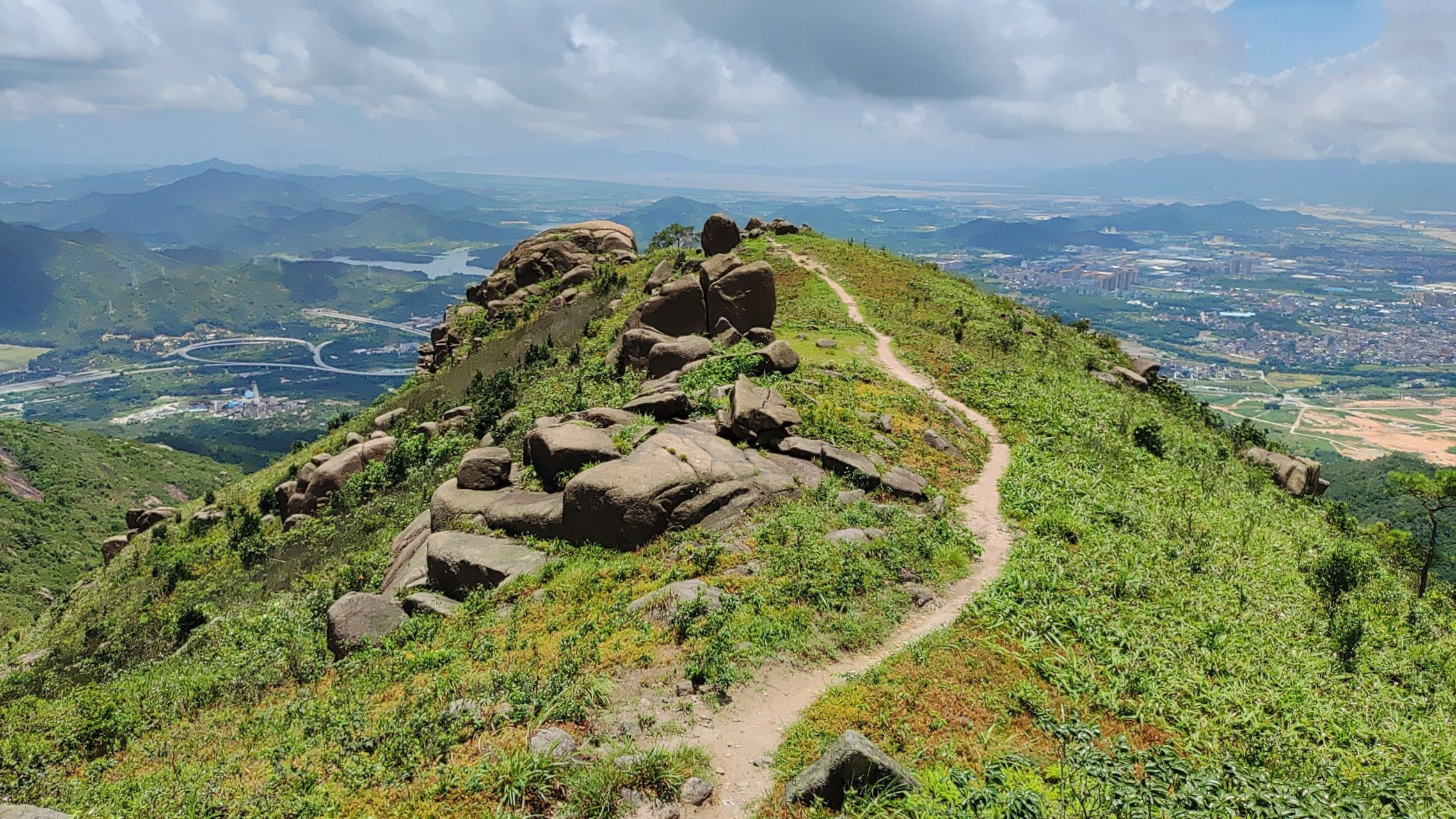 珠海第一峰黄杨山,海拔581米,位于珠海市斗门区中西部.