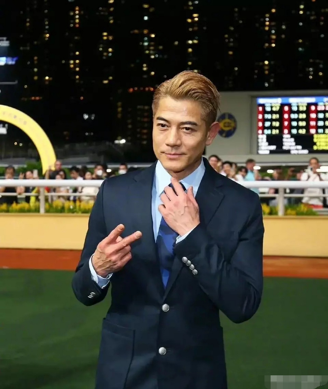 天王巨星郭富城携妻子方媛看赛马  2023年6月14日,大名鼎鼎的郭富城和