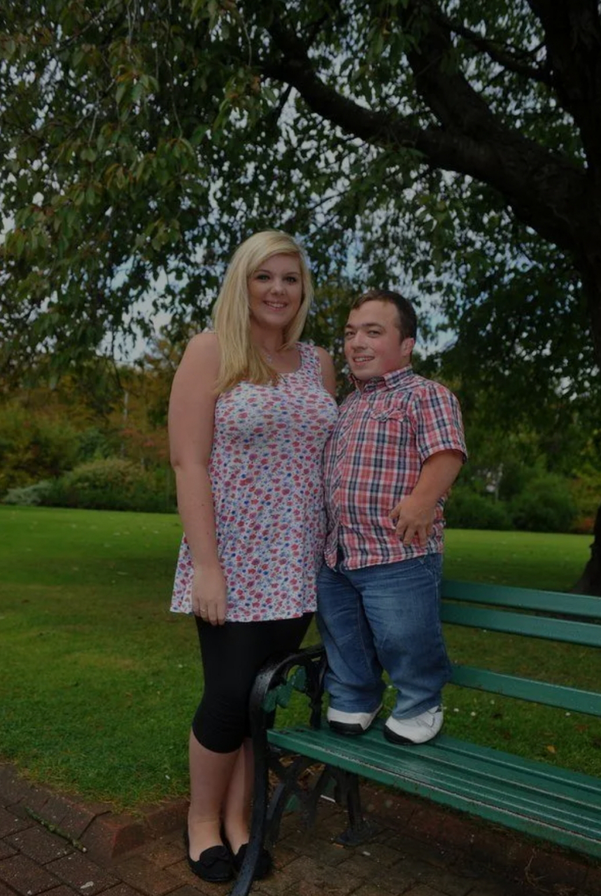 侏儒症男子得到爱神眷顾找到真爱,最萌身高差创吉尼斯世界记录