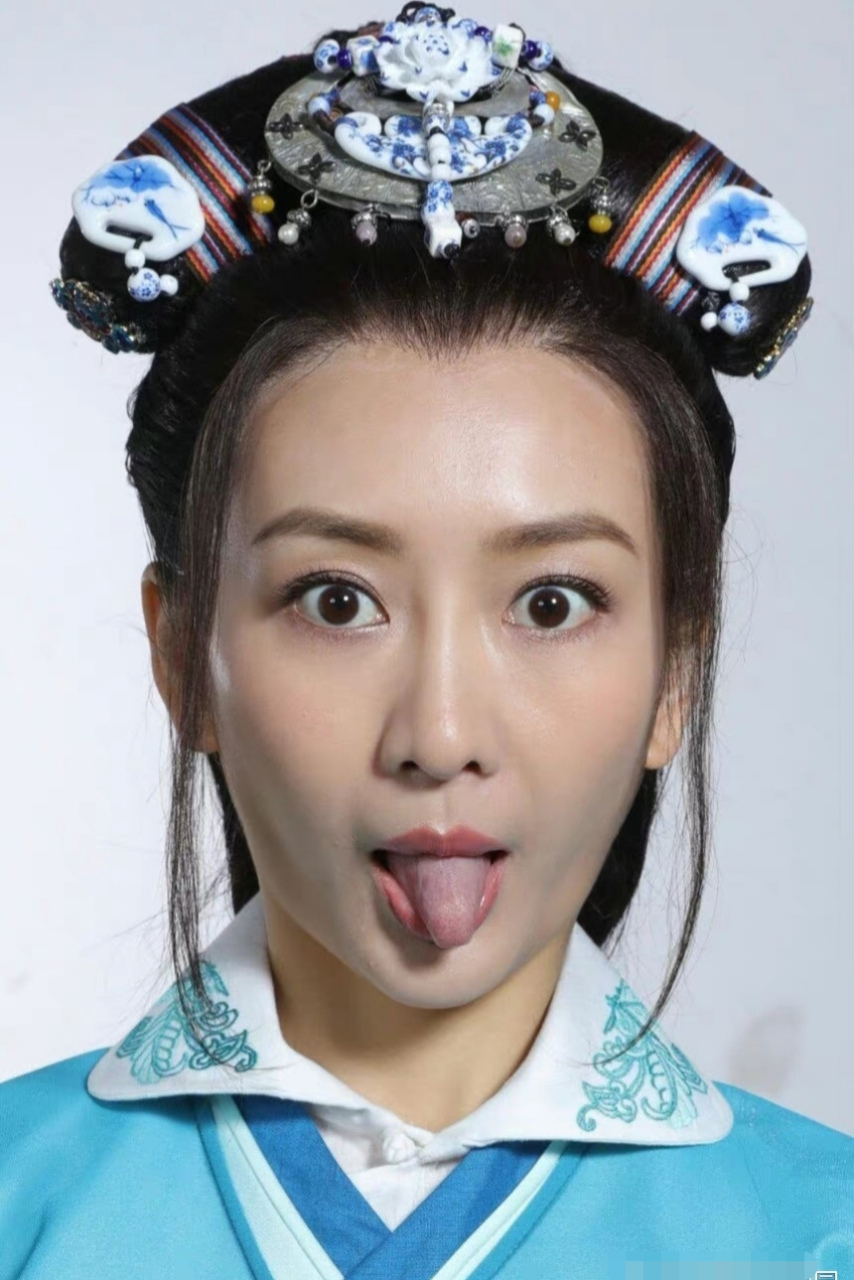 女星王鸥伸舌头的搞怪表情,最后还比个"耶",太萌了.