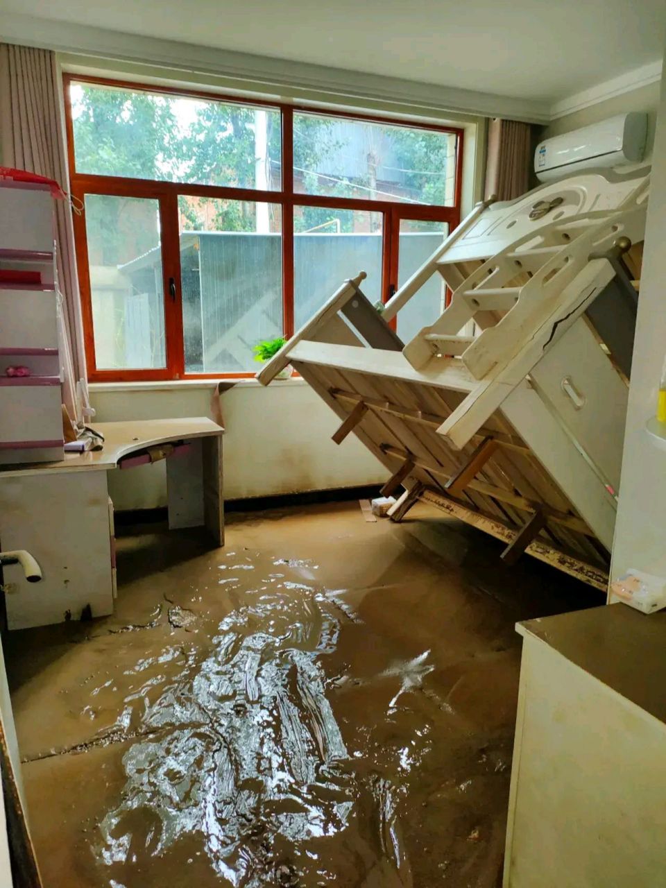 家里被水淹了图片图片