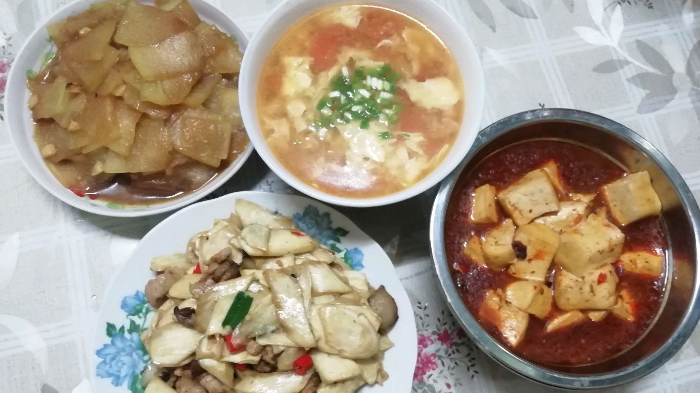 晒晒我家的午餐,简单又美味的家常菜,家人吃的很爽!