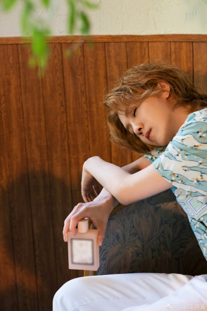 组图：鹿晗薄荷绿花衬衣七夕写真释出 卷发造型尽显复古清新第1张图片