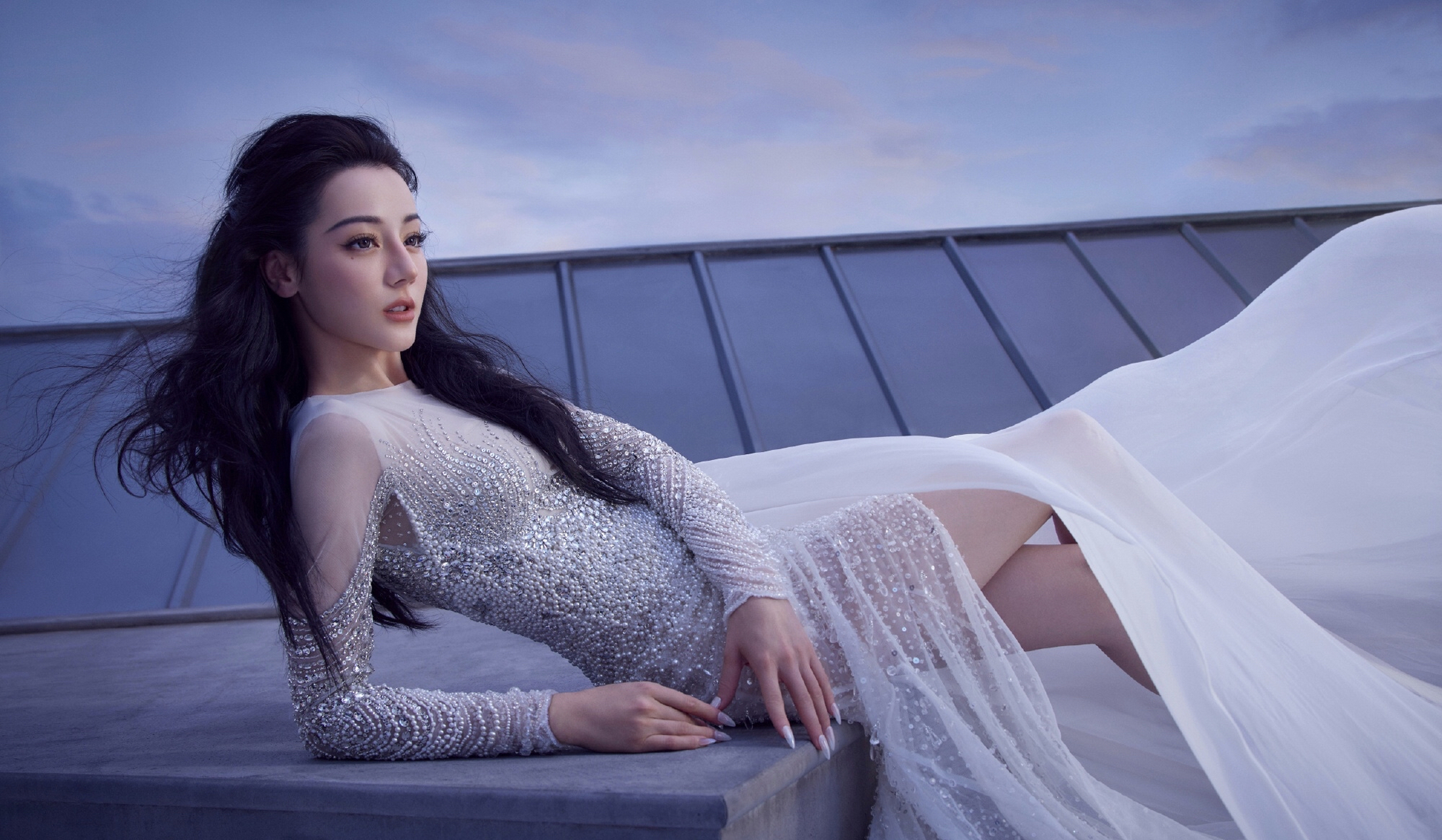 迪丽热巴 霞光神女#迪丽热巴#   迪丽热巴再次登上费加罗十二月闭年刊