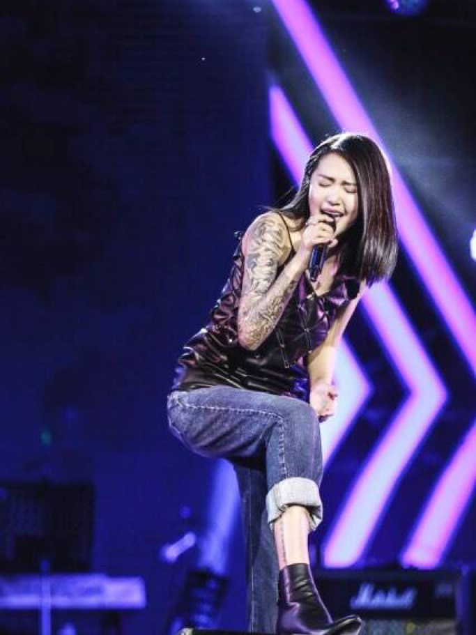 谭维维的花臂纹身由商亮纹身工作室的商师傅纹制,基本图案为莲花加