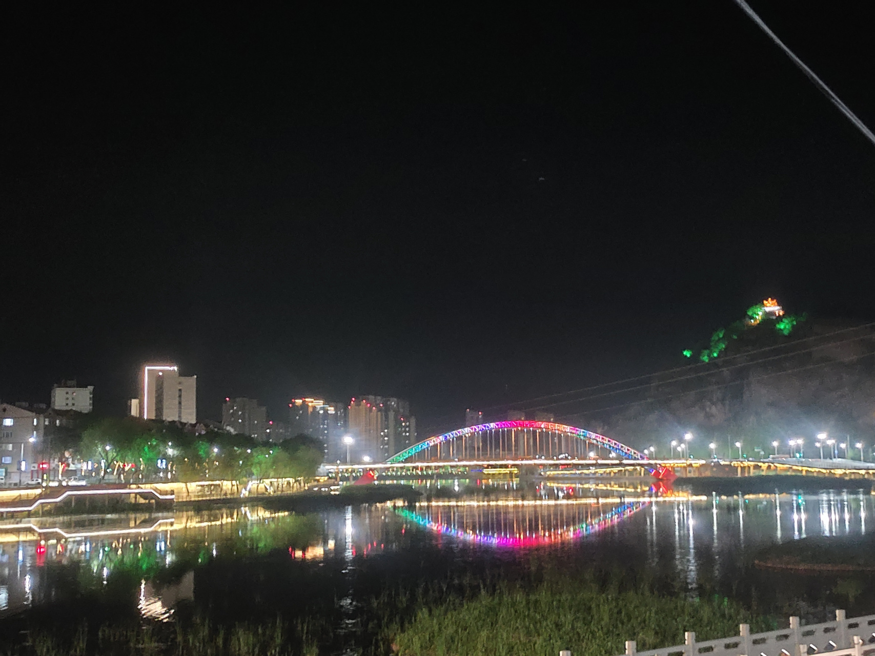 承德的夜景真的很美!  第一次去就被彩虹桥深深地吸引了 #城市夜景