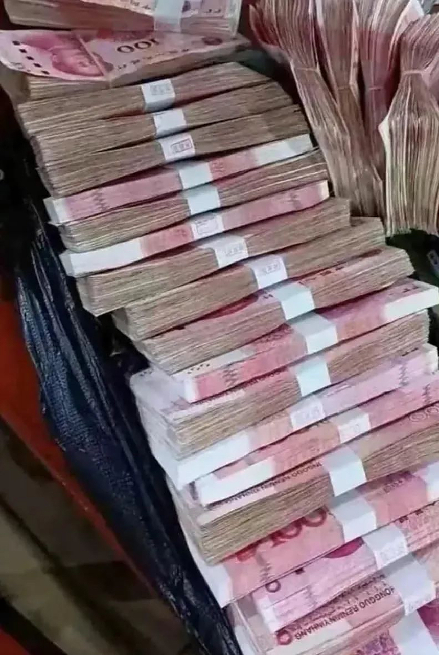 今天去银行帮我妈存15万元钱,银行要给我办张卡,我拒绝了,说我只要