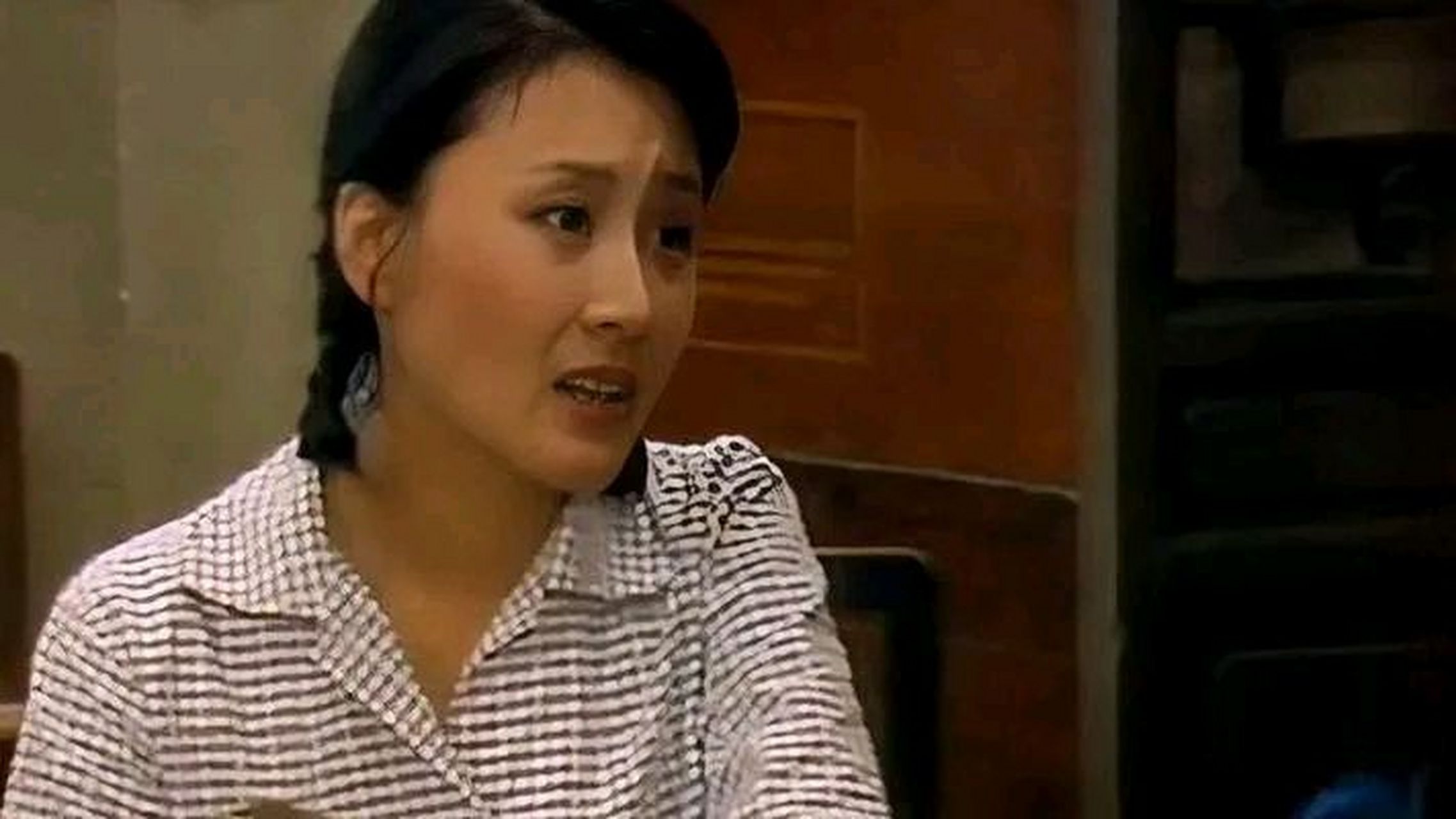 1989年,《渴望》拍到一半时,饰演刘慧芳的张凯丽哀求导演说:导演,你