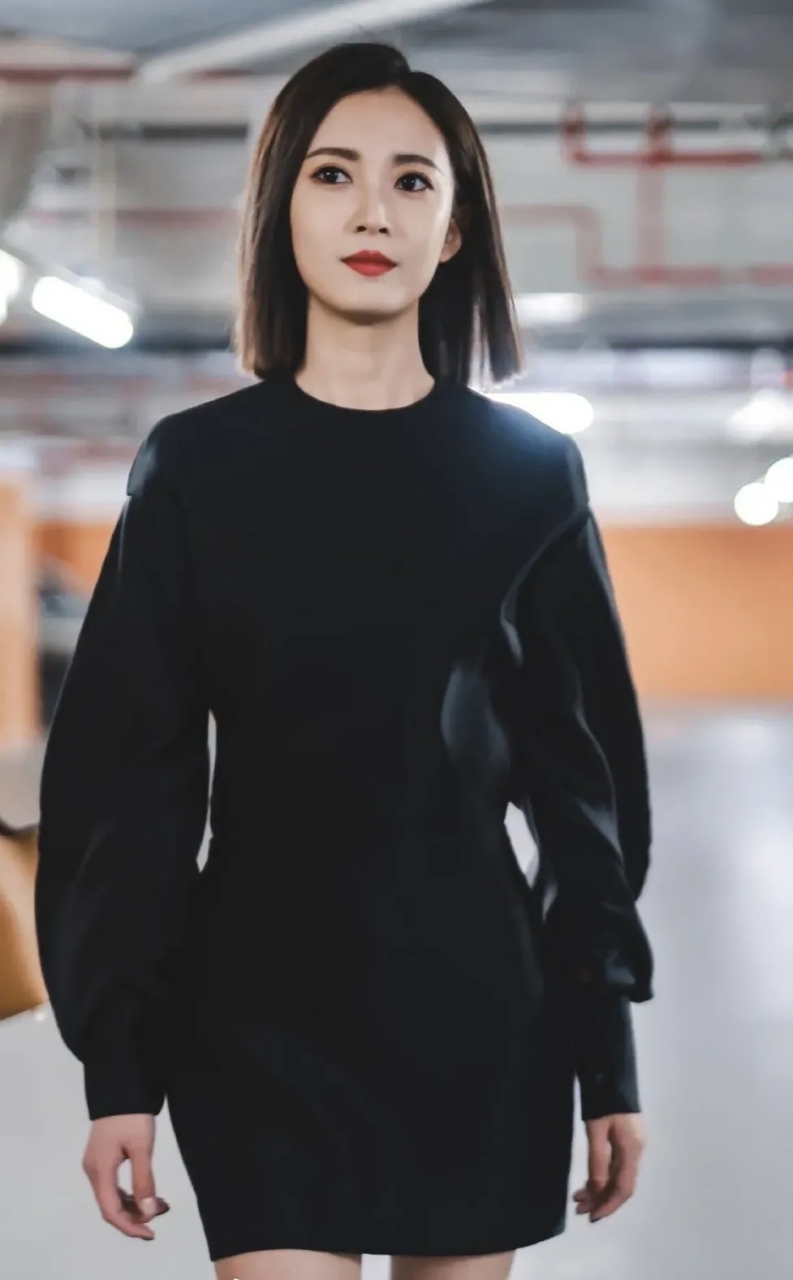 陈钰琪穿黑色连衣裙走机场,又美又飒