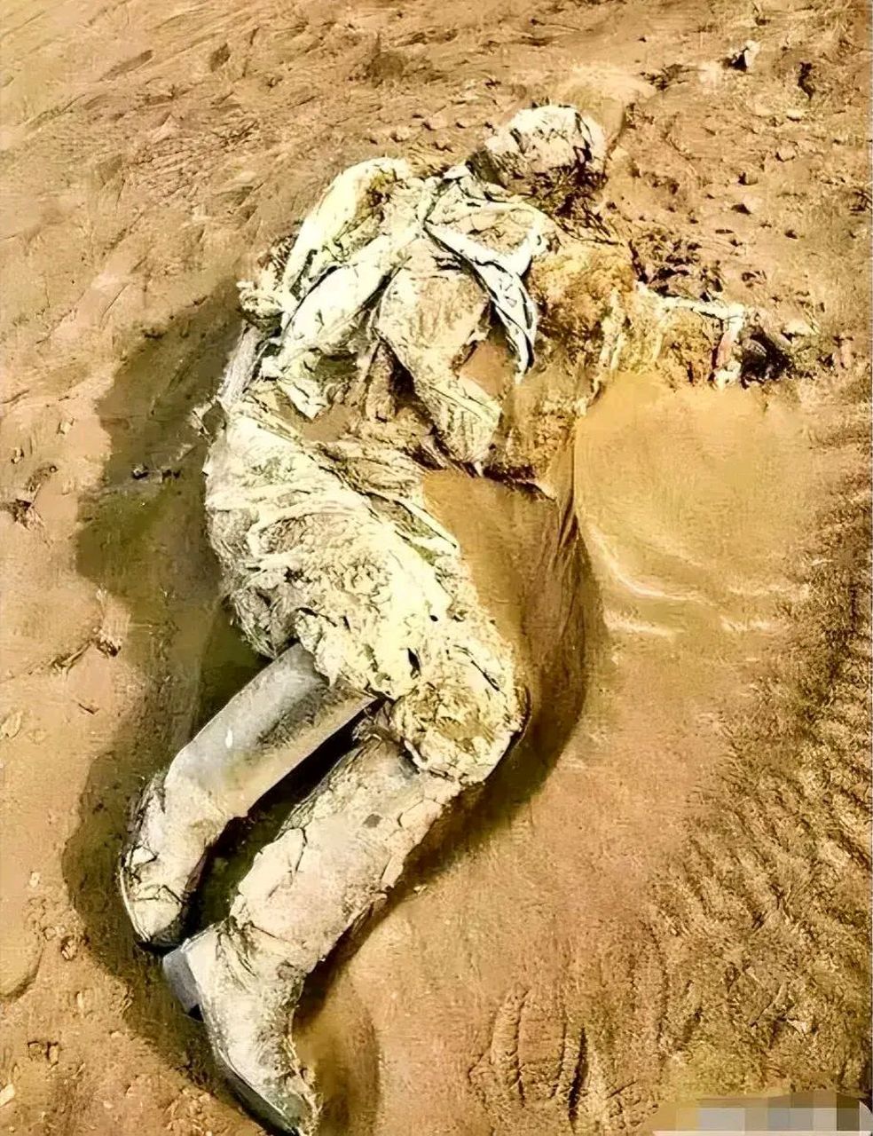 2016年,探险队在罗布泊的沙漠里,发现了一具干尸,根据他身上残留的