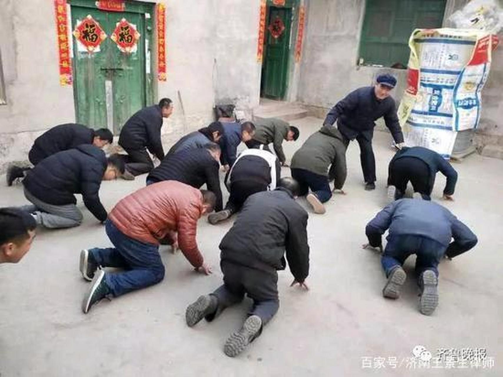 大年初一早起给老人磕头拜年是山东人的习俗,这里不是普通的问候与