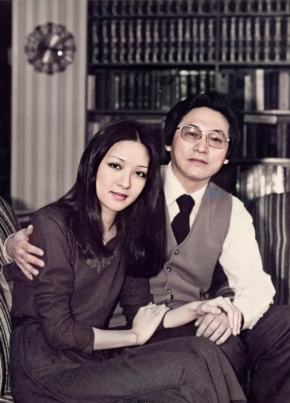 1980年,李敖和胡因梦刚刚结婚,照片中他们俩的脸上都洋溢着幸福的笑容