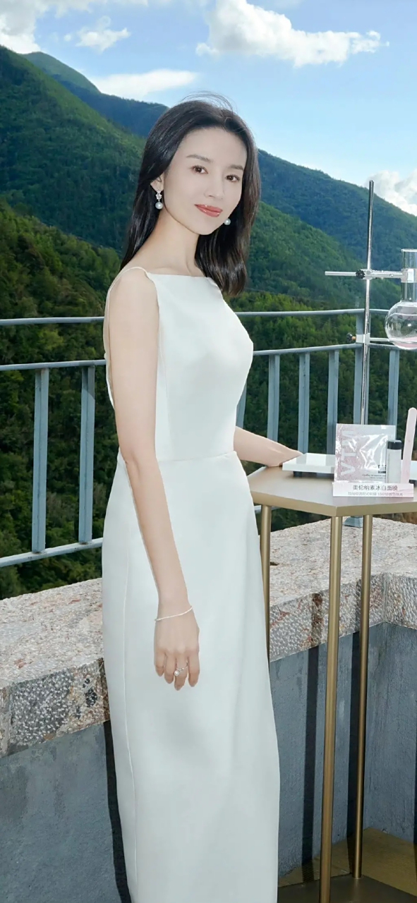 近日董洁在出席活动的时候穿了一件很漂亮的白色裙子,整个人显得特别