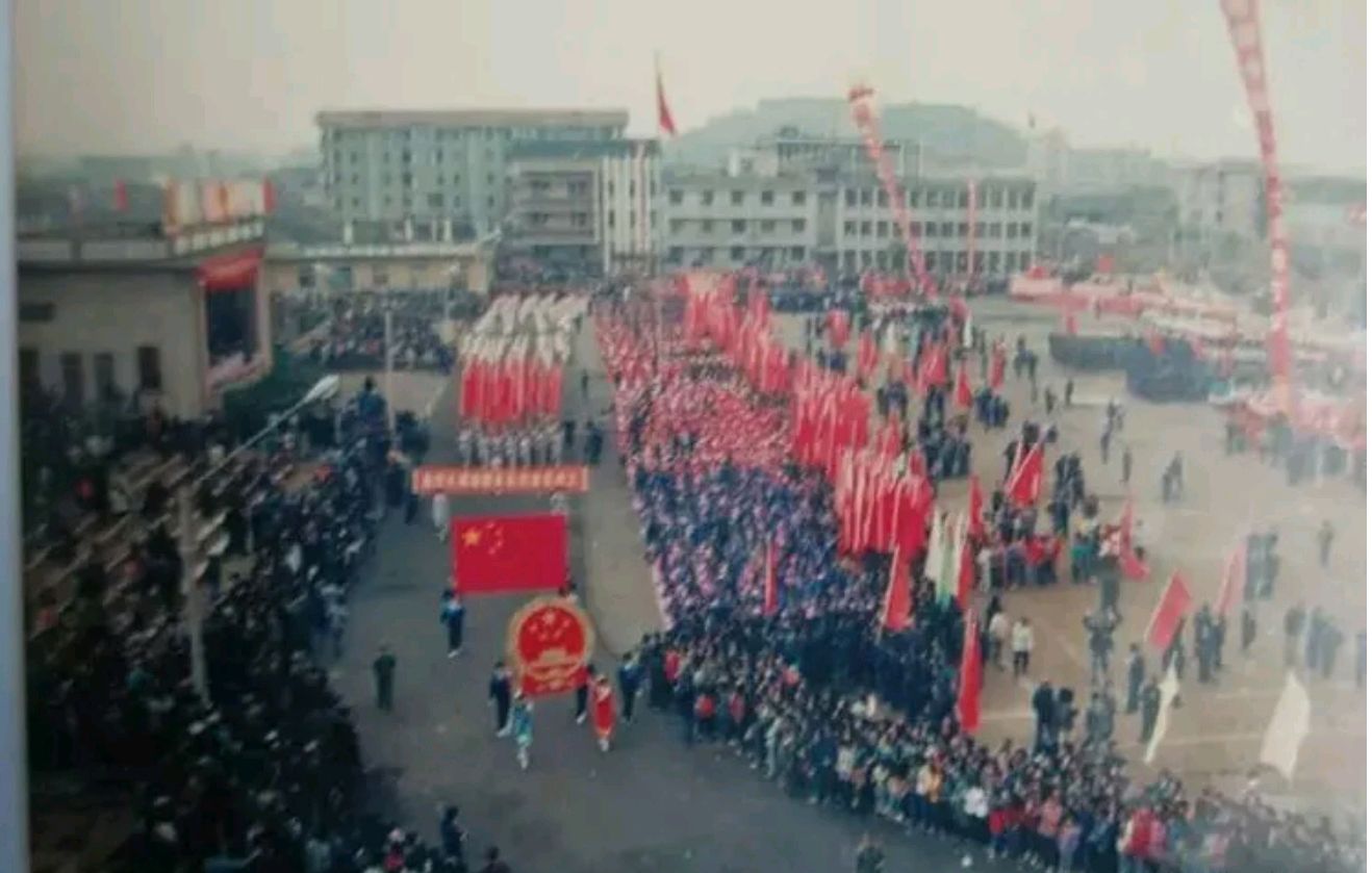 下图麻阳老县政府大门口 下图1988年麻阳县城老广场一角.