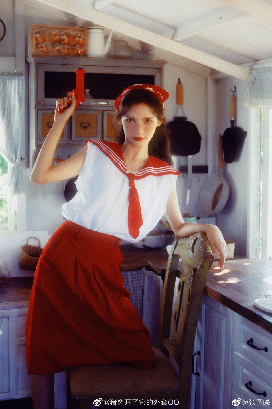 组图：张予曦秋日农场写真大片曝光 浓郁雀斑妆变油画美人