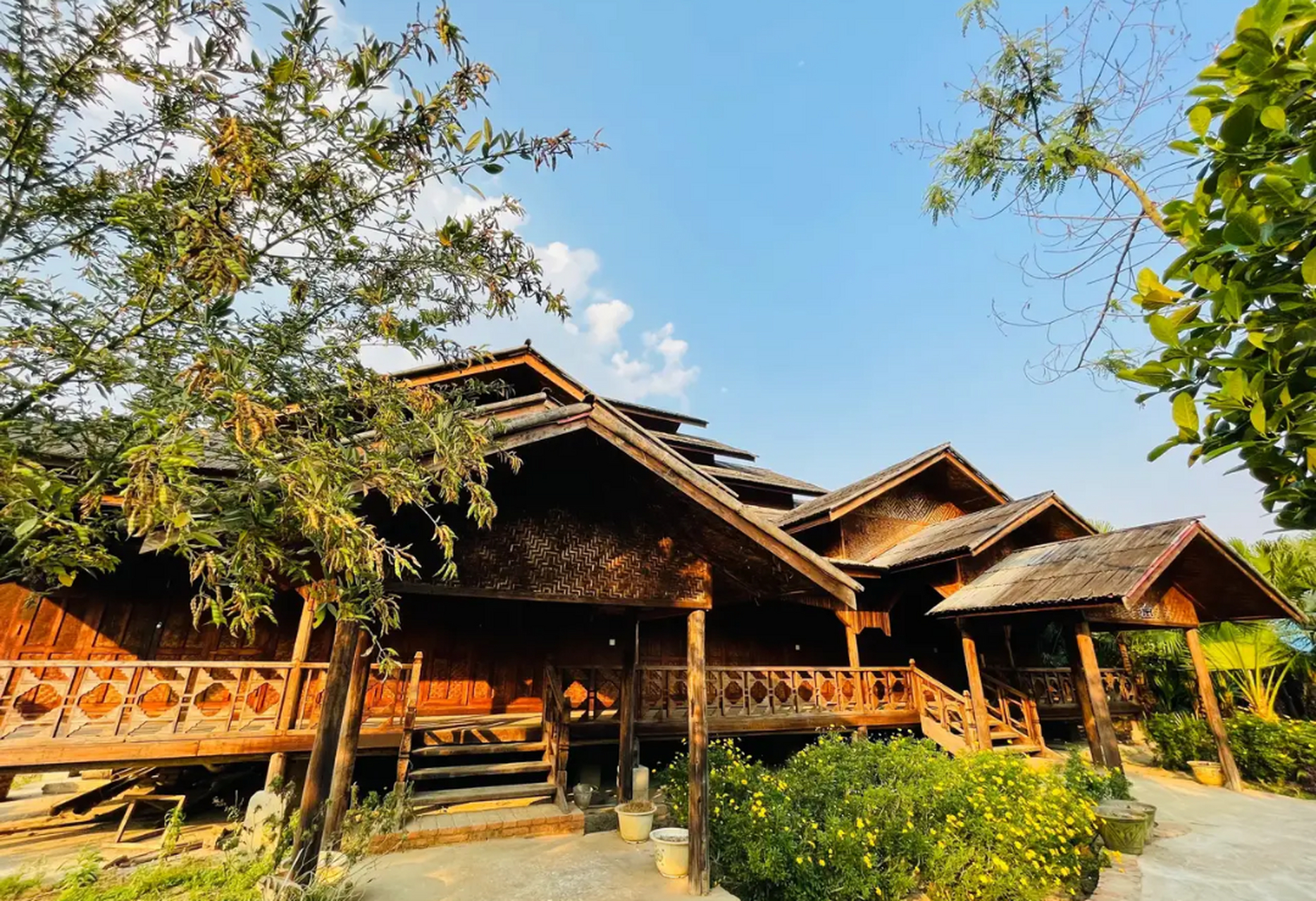 瑞丽一寨两国景区95  在瑞丽的一寨两国景区中,最引人注目的是寨子