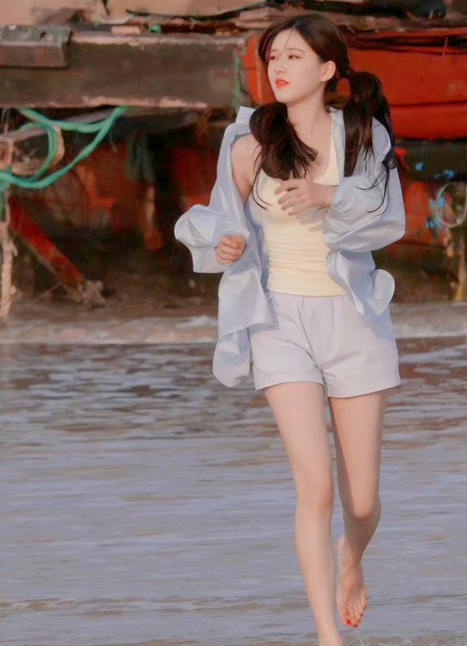 赵露思这身材能挑的出毛病来么,腿短不至于吧? #宝藏女孩赵露思