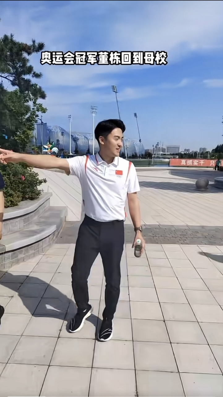 从大同走出去的奥运蹦床冠军董栋荣归故里,以观众的身份参加"山西省第