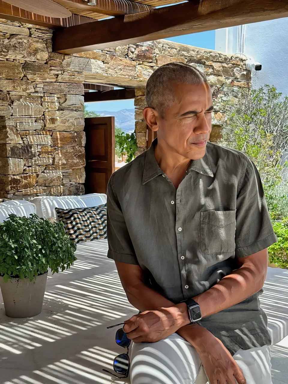 想不到,这是62岁的美国前总统贝拉克·奥巴马,如果不告诉年龄,仅仅看