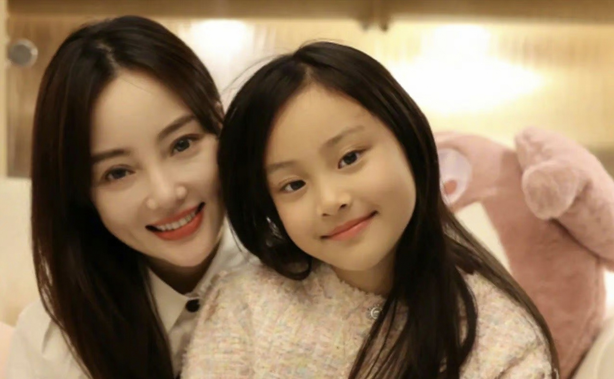 5月11日晚,李小璐女儿甜馨在社交平台发布两条视频,视频中的甜馨