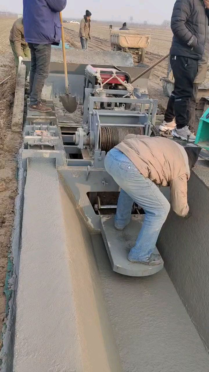 水渠一次成型机渠道滑模机施工现场