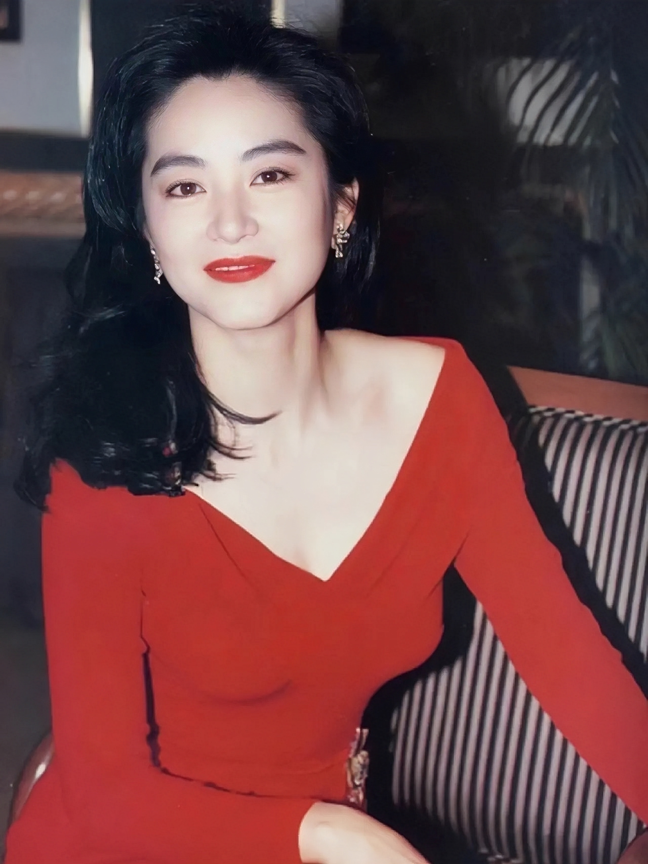 林青霞究竟有多美?连金庸先生也感叹"青霞的美,是无人可匹敌"